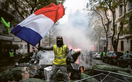 „Żółte kamizelki” zmieniają francuską politykę