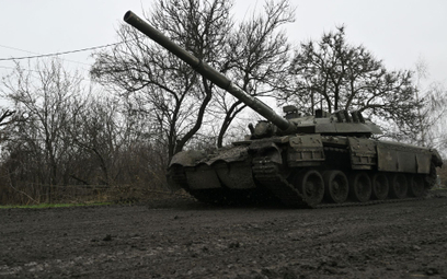 Ukraiński czołg w pobliżu Bachmutu