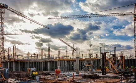 Popyt na mieszkania, magazyny i biura jest wysoki. Wyzwaniem jest wzrost kosztów budowy i cen gruntó