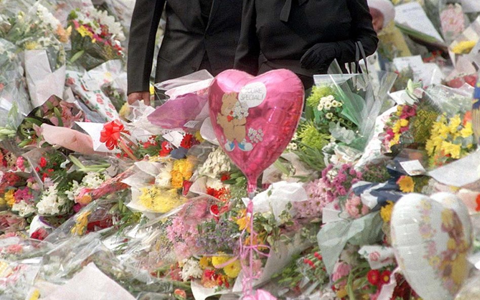 5 września 1997 r. Przed Pałacem Buckingham, po śmierci Lady Diany.