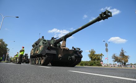 Armatohaubica Krab. Defilada wojskowa na warszawskiej Wisłostradzie, w ramach obchodów Święta Wojska