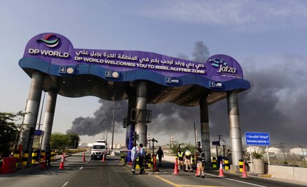 Dym unosi się nad portem kontenerowym Dżabal Ali po irańskim ataku, w następstwie uderzeń Stanów Zje