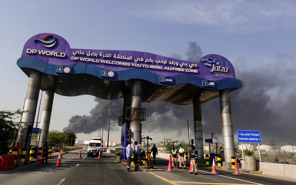 Dym unosi się nad portem kontenerowym Dżabal Ali po irańskim ataku, w następstwie uderzeń Stanów Zje