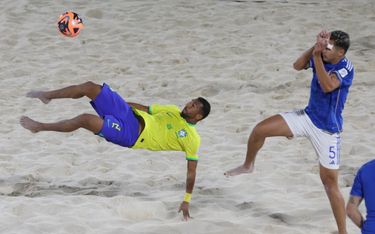 Brazylijczyk Ze Lucas strzela na bramkę Włochów w finale mistrzostw świata w beach soccerze