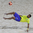 Brazylijczyk Ze Lucas strzela na bramkę Włochów w finale mistrzostw świata w beach soccerze