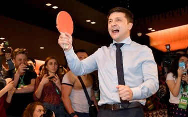 Wołodymyr Zełenski gra w ping-ponga w nocy po pierwszej turze wyborów. Piłka ciągle jest po jego str