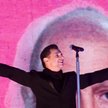 Kiedy Gahan śpiewał piosenkę "Personal Jesus" publiczność tonęła w strugach deszczu