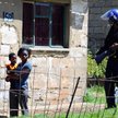 Policjant patroluje okolice Ermelo. W starciach między mieszkańcami, a policją zginęły tu w lutym 20