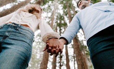 Blisko 15 procent ankietowanych mężczyzn przyznało, że podczas zaręczyn dostali pierścionek od swoje