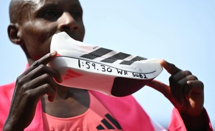 Sebastian Sawe na mecie maratonu w Londynie trzyma w dłoniach but, który pomógł mu osiągnąć historyc