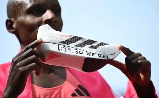 Sebastian Sawe prezentuje buty, które pomogły mu złamać barierę dwóch godzin w maratonie – Adidas Ad