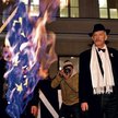 Janusz Korwin-Mikke spalił wczoraj przed Uniwersytetem Warszawskim flagę Unii Europejskiej
