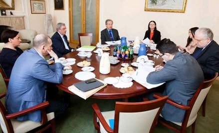 Obrady kapituły od lewej: Andrzej Zwara, prezes NRA, Małgorzata Zielińska, ubiegłoroczna laureatka, 