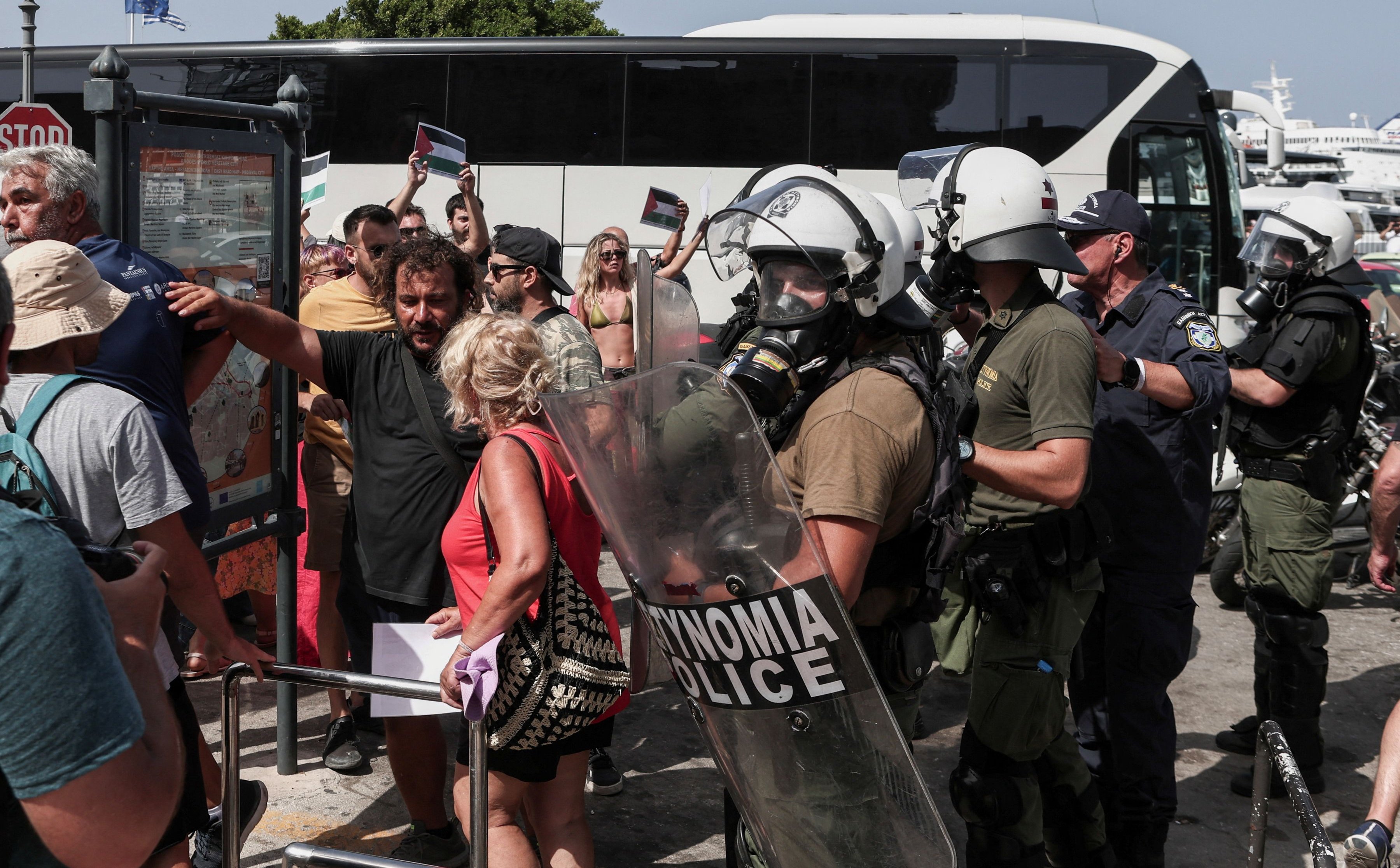Policja starła się z propalestyńskimi demonstrantami. Protest przeciw izraelskim turystom w Grecji