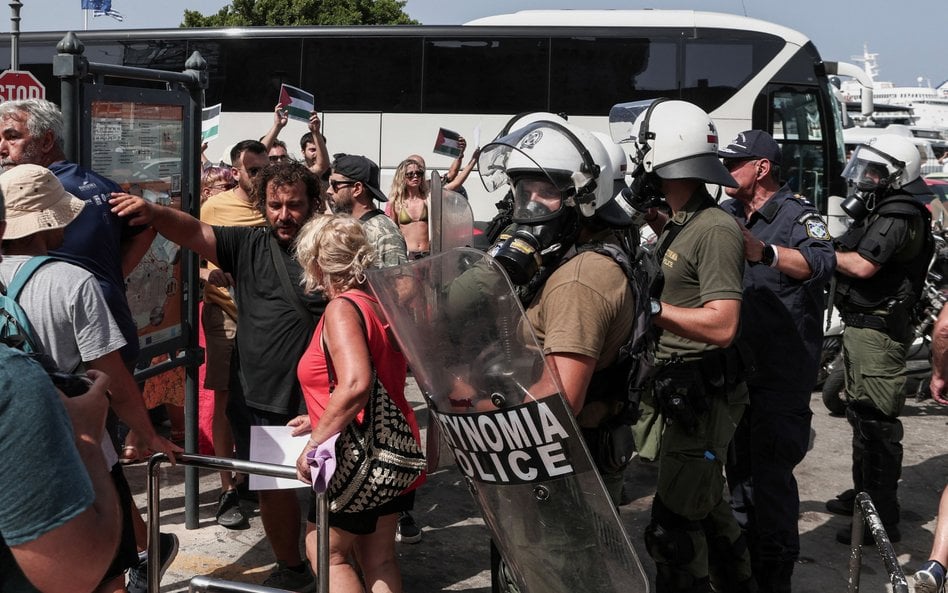 Grecka policja interweniowała wobec protestujących przeciw przybyciu turystów z Izraela na statku Cr