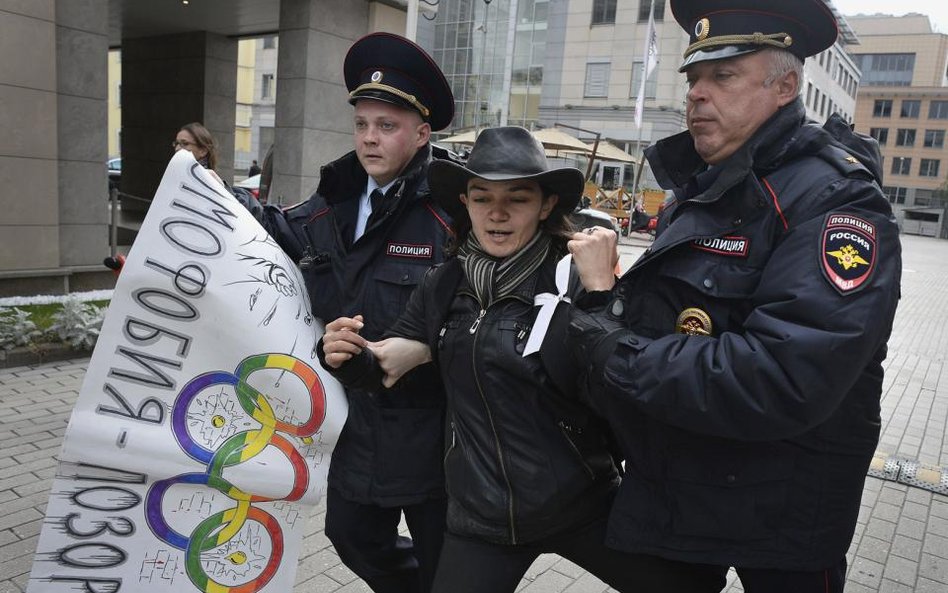 Policja zatrzymuje homoseksualnego działacza przed komitetem organizacyjnym IO w Soczi