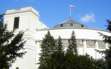 Sejm odgradza się nowym płotem