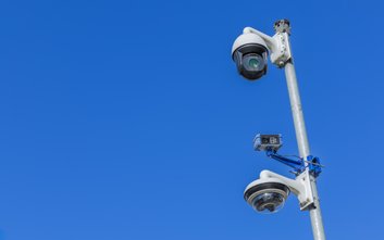 Nowe kamery pojawią się na skrzyżowaniach: ul. Powązkowskiej i Krasińskiego, ul. Powązkowskiej i Ryd