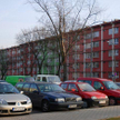 Samochody na parkingu siedem metrów od okien mieszkań