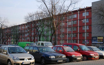 Samochody Na Parkingu Siedem Metrów Od Okien Mieszkań - Rp.pl