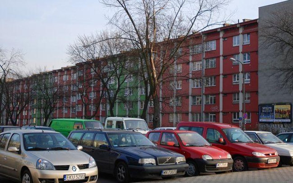 Samochody na parkingu siedem metrów od okien mieszkań