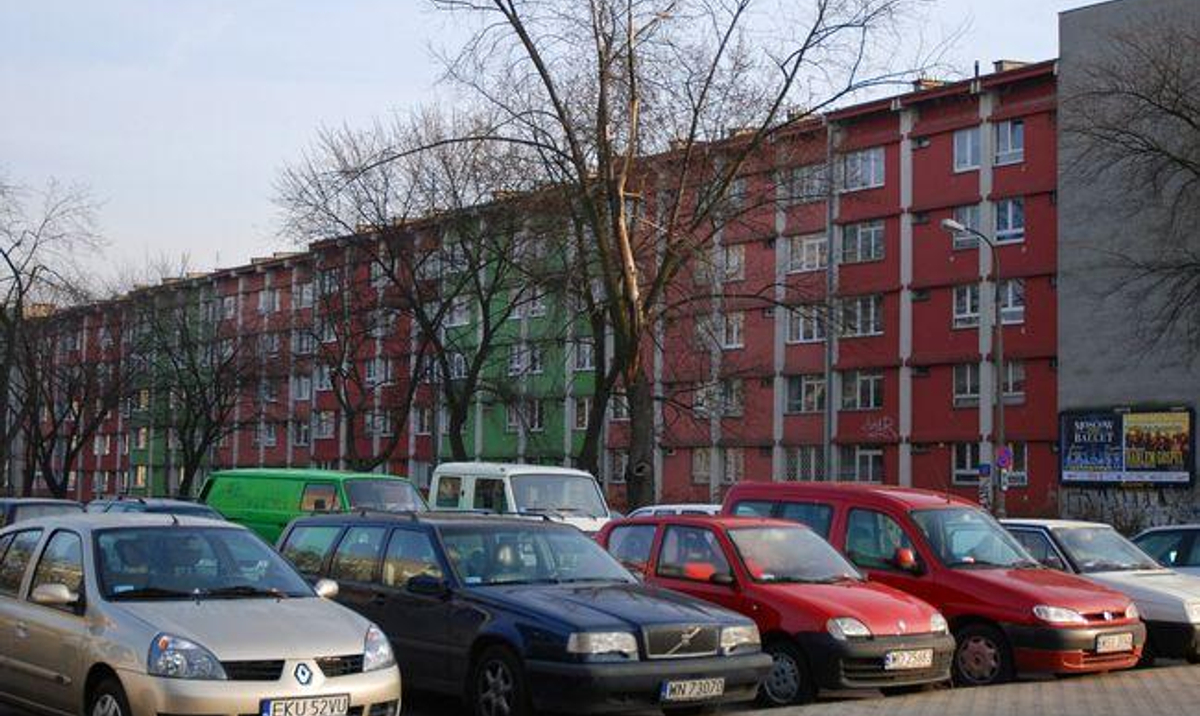 Samochody Na Parkingu Siedem Metrów Od Okien Mieszkań - Rp.pl