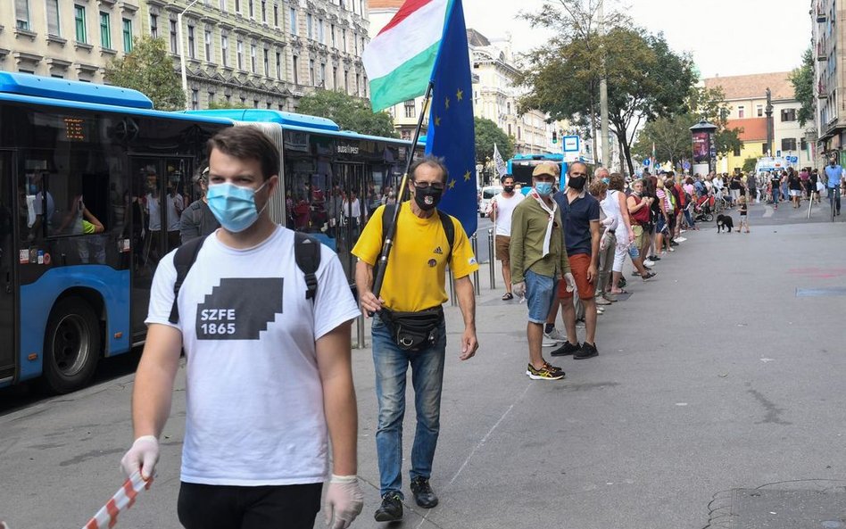 Orban: Nie zamkniemy szkół, skupiamy się na gospodarce