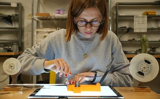 Czas ma znaczenie. Nośniki mają ograniczoną trwałość. Na zdjęciu: badaczka przy pracy.