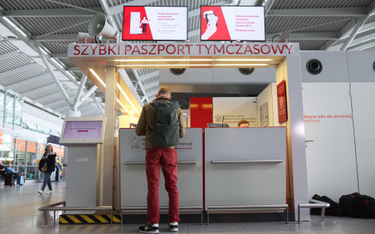 Punkt paszportowy MSWiA na warszawskim lotnisku Okęcie