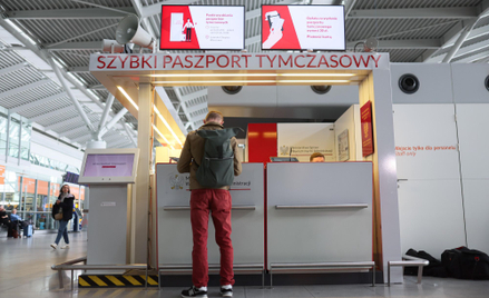Punkt paszportowy MSWiA na warszawskim lotnisku Okęcie