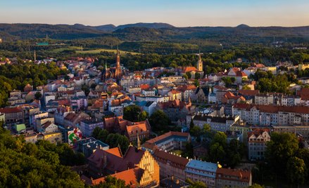 Na część zmian demograficznych samorządy się przygotowują. W Wałbrzychu istnieją np. zespoły szkolno