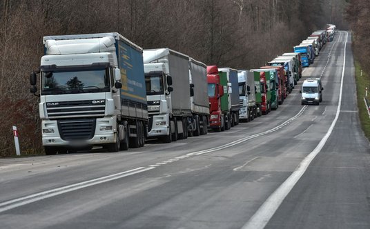 Kolejka tirów przed przejściem granicznym z Ukrainą w Hrebennem, fotografia z 27 listopada