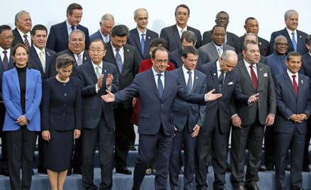Prezydent Francji Francois Hollande przywitał w poniedziałek w Paryżu szefów 195 państw świata