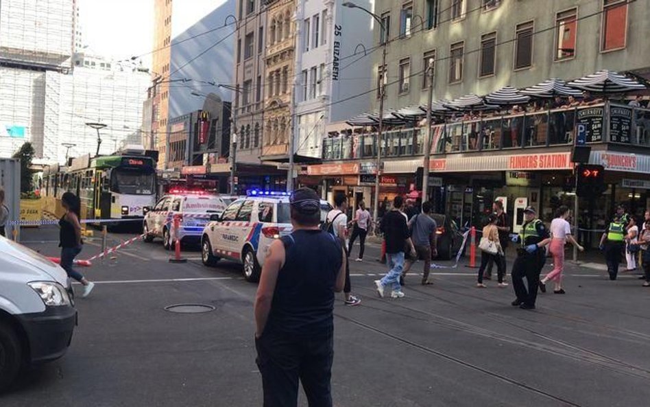 Melbourne – samochód wjechał w tłum