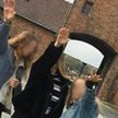 Nastolatki hajlowały w Auschwitz. Sprawa w prokuraturze