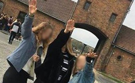 Nastolatki hajlowały w Auschwitz. Sprawa w prokuraturze