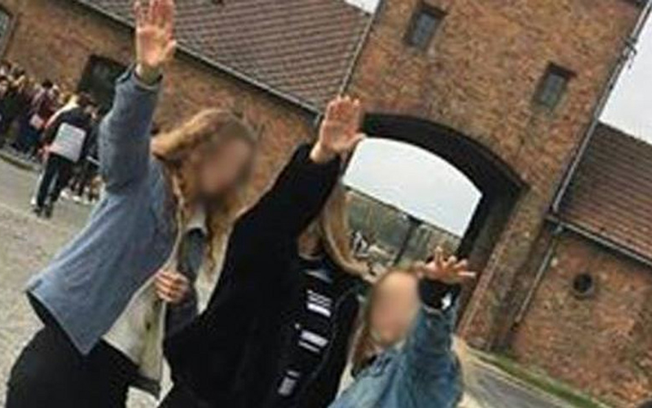 Nastolatki hajlowały w Auschwitz. Sprawa w prokuraturze