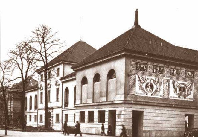 W trakcie powojennej odbudowy Arsenał został podniesiony z ruin a jego bryłę odtworzono zgodnie ze s