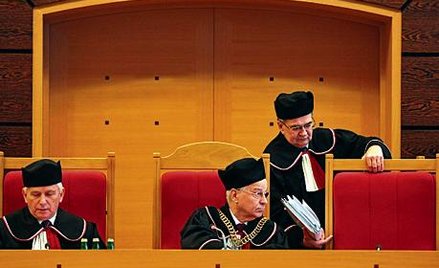 Prezes TK Bohdan Zdziennicki, wiceprezes Marek Mazurkiewicz oraz sędzia Adam Jamróz podczas środowej