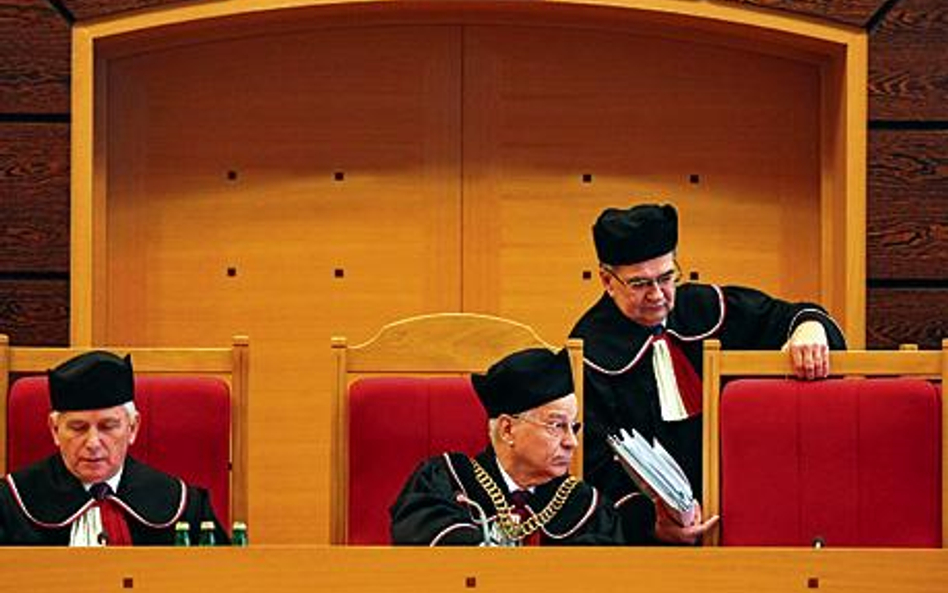 Prezes TK Bohdan Zdziennicki, wiceprezes Marek Mazurkiewicz oraz sędzia Adam Jamróz podczas środowej