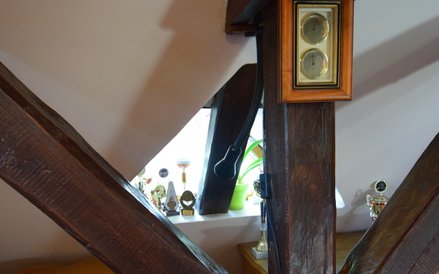 Pięknie zachowana drewniana konstrukcja dachu jest ozdobą poddasza