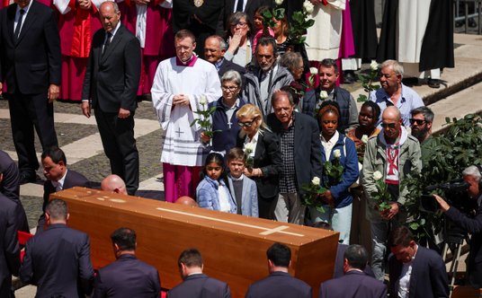 Przed bazyliką trumnę papieża powitała grupa ubogich i bezdomnych.