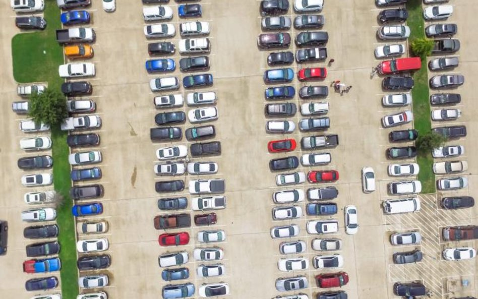 Wyrwa w jezdni na parkingu przy centrum handlowym może słono kosztować właściciela obiektu.