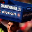 Ceny akcji koncernu Anheuser-Busch, stojącego za marką piwa Bud Light, spadły po nawiązaniu współpra