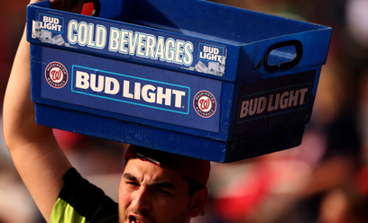 Ceny akcji koncernu Anheuser-Busch, stojącego za marką piwa Bud Light, spadły po nawiązaniu współpra