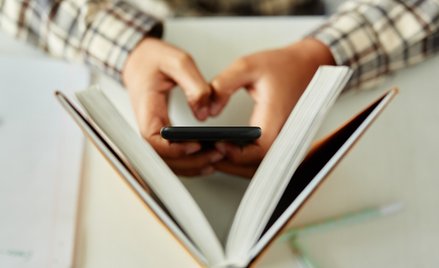 Zakaz korzystania z telefonów w szkołach średnich. Włochy rozszerzają przepisy