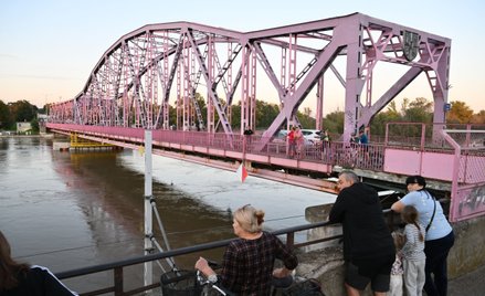 Mieszkańcy obserwują stan Odry w Głogowie, fotografia z 21 września