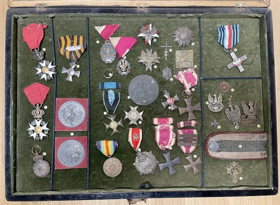 Pamiątkowe odznaczenia wystartują z ceną 60 tys. zł.