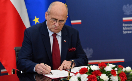 Minister spraw zagranicznych Zbigniew Rau podpisuje notę dyplomatyczną