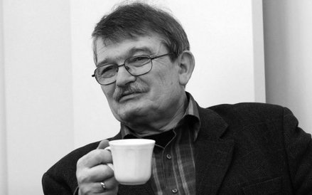 Dziennikarz, pisarz i krytyk, wieloletni redaktor "Fantastyki", promotor wielu polskich pisarzy. Mia